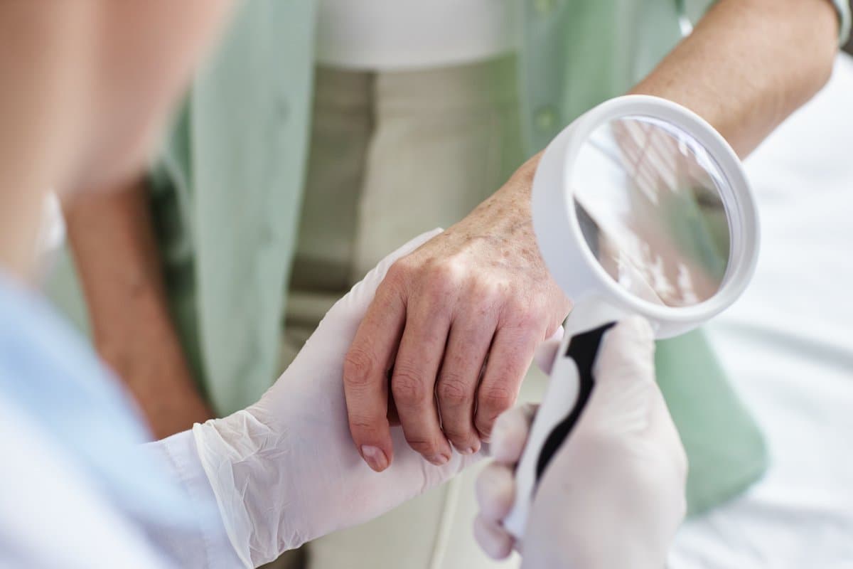 Por qué Esa Mancha Roja No Se Va